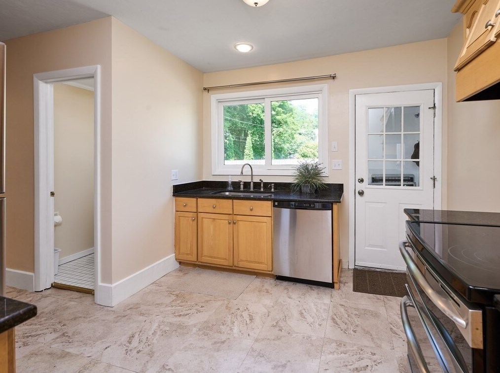 26 Monroe Ave, Worcester MA  01602-2643 exterior