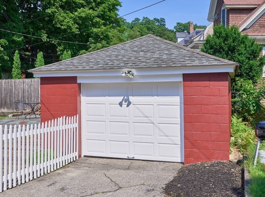 26 Monroe Ave, Worcester MA  01602-2643 exterior