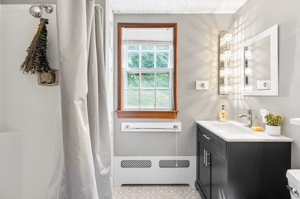 52 Flagg St, Worcester MA  01602-1449 exterior