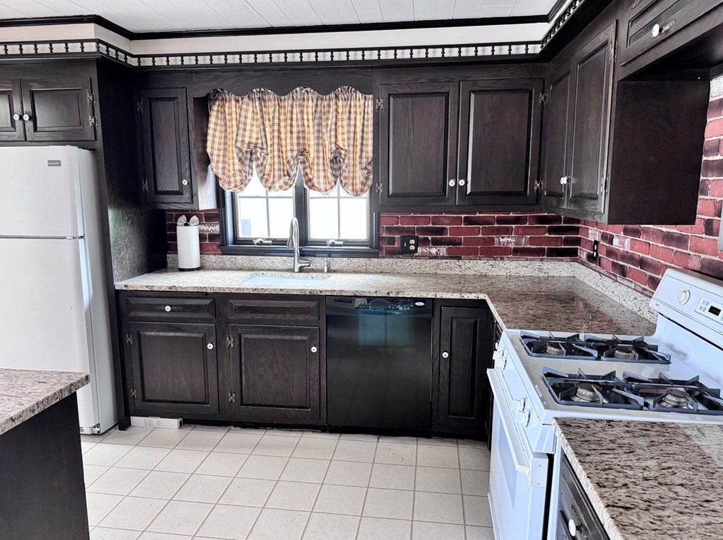 1428 Highland Ave, Fall River MA 02720-3405 exterior