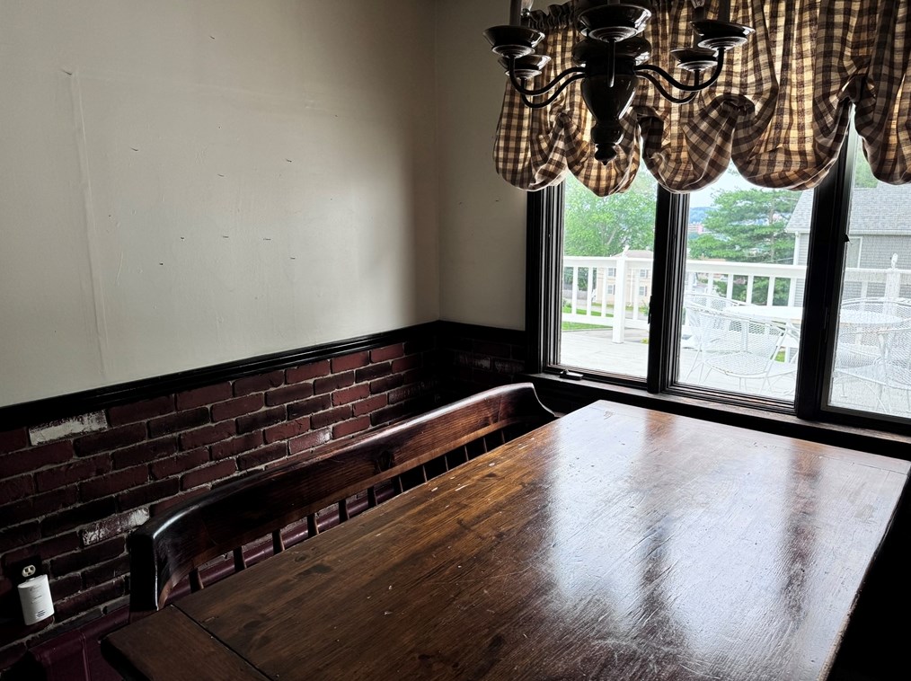 1428 Highland Ave, Fall River MA 02720-3405 exterior