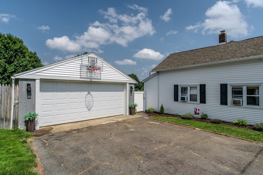 51 Maplehurst Ave, East Longmeadow MA  01028-1711 exterior