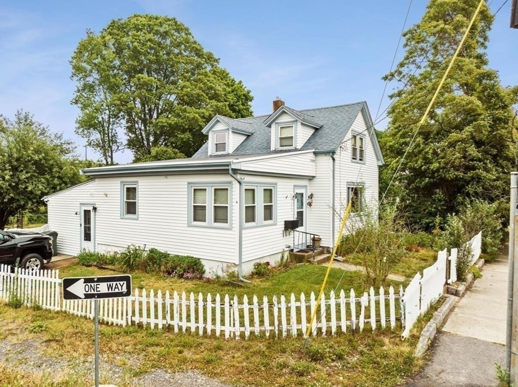 346 Elsbree St, Fall River MA  02720-7230 exterior