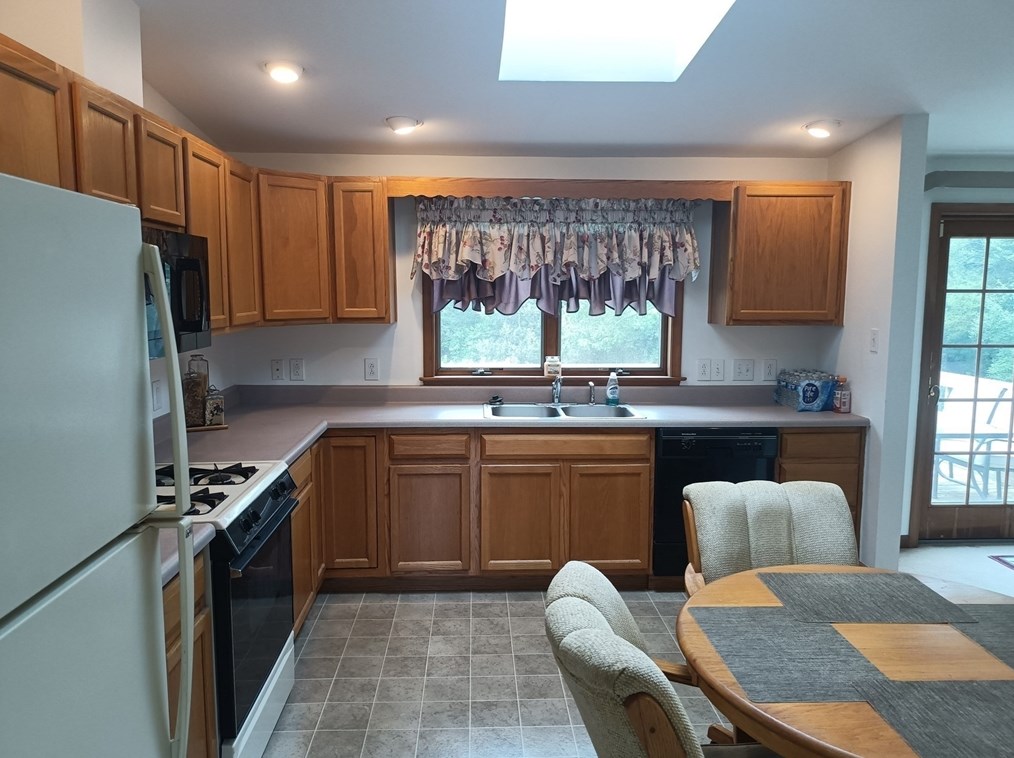 39 Lane Farm Rd, Dartmouth MA 02747-3579 exterior