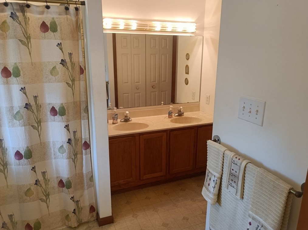 39 Lane Farm Rd, Dartmouth MA 02747-3579 exterior