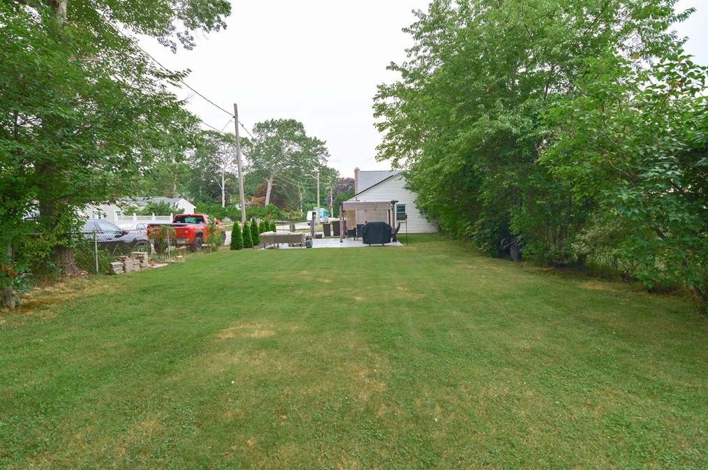 48 Tremont St, Dartmouth MA 02748-2432 exterior