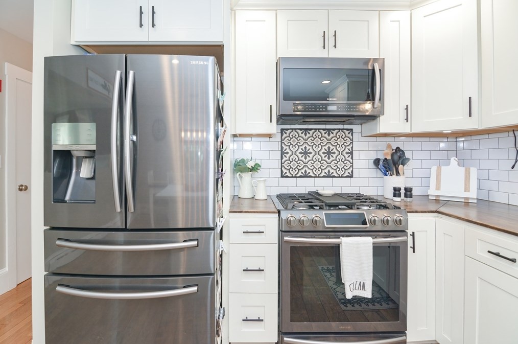 48 Tremont St, Dartmouth MA 02748-2432 exterior