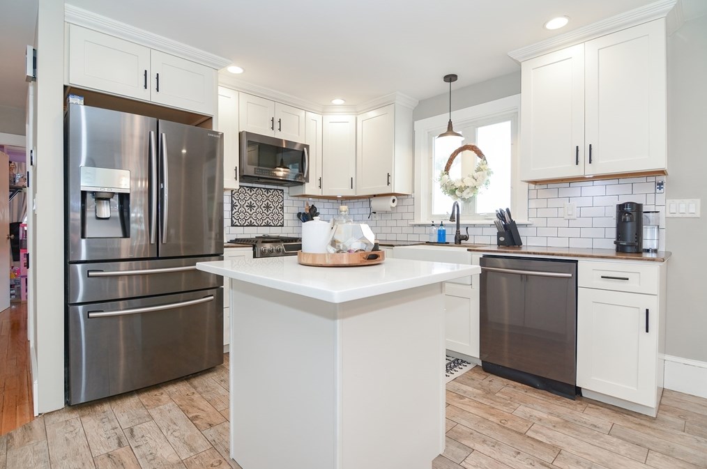 48 Tremont St, Dartmouth MA 02748-2432 exterior