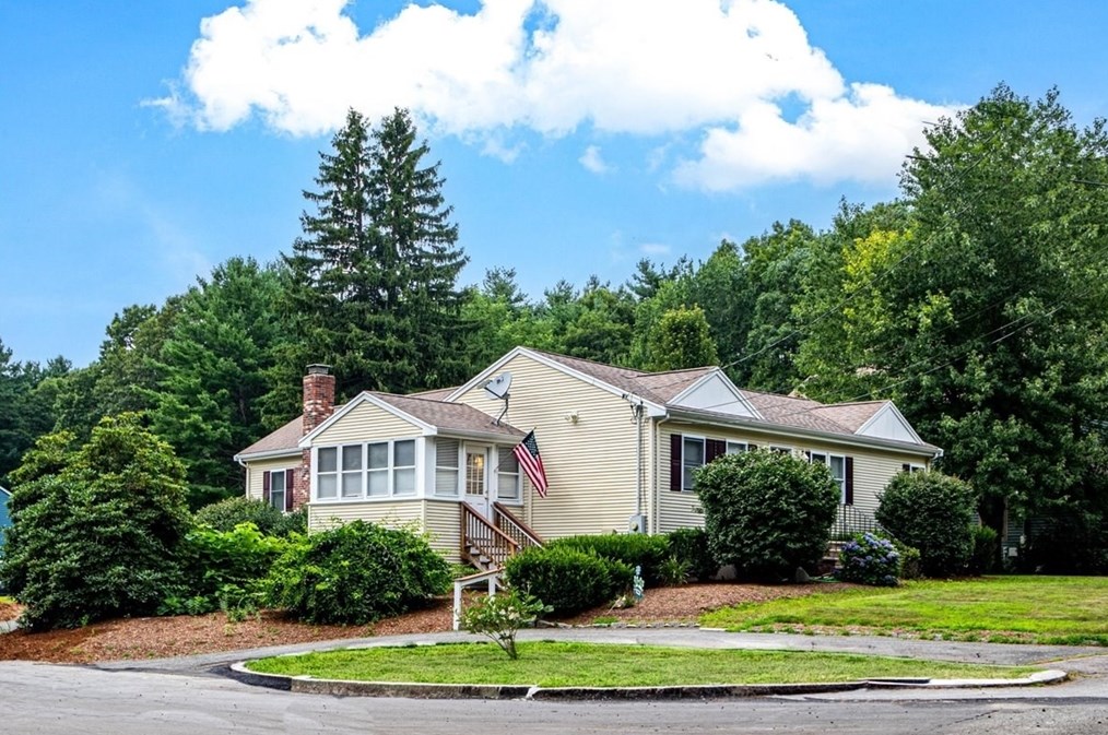 505 Old Post Rd, Walpole MA  02081-4243 exterior