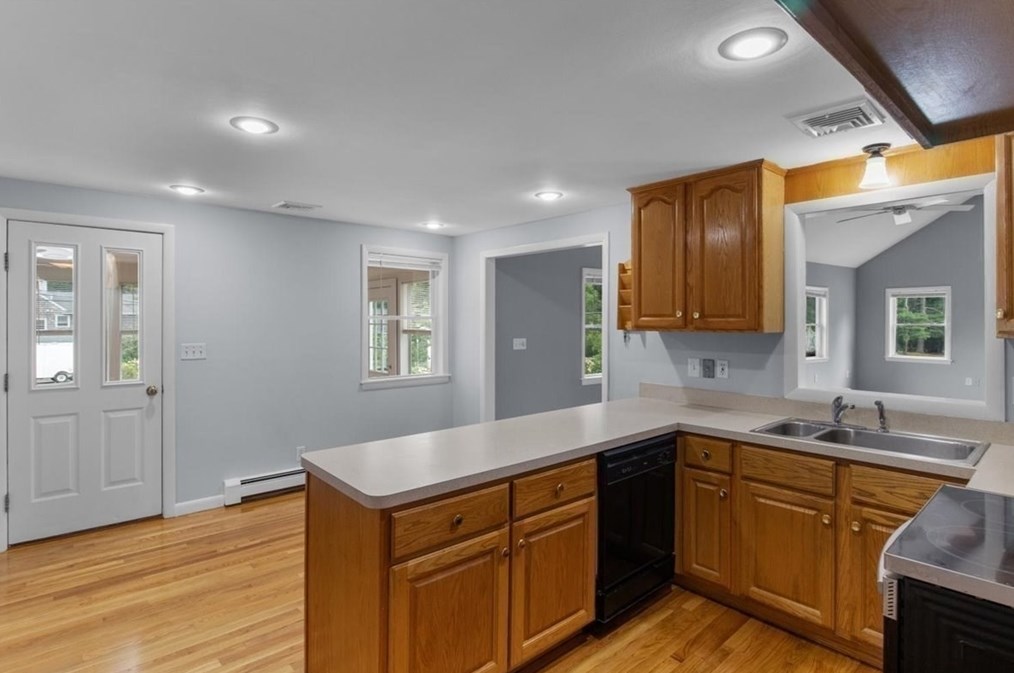 505 Old Post Rd, Walpole MA  02081-4243 exterior