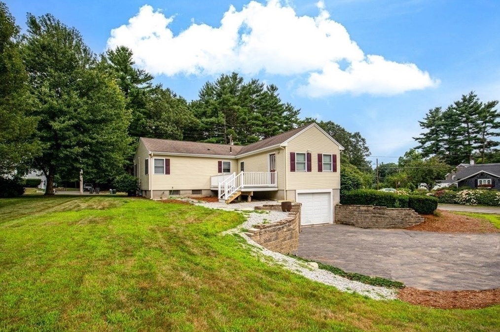 505 Old Post Rd, Walpole MA  02081-4243 exterior