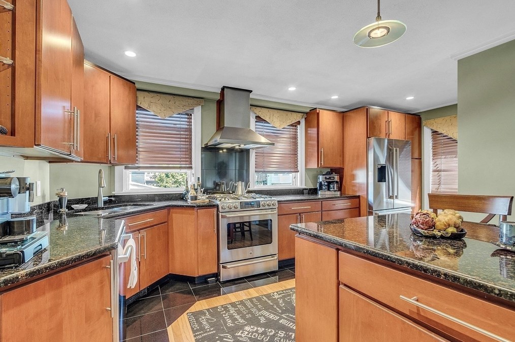 37 Aborn St, Peabody MA 01960-6041 exterior