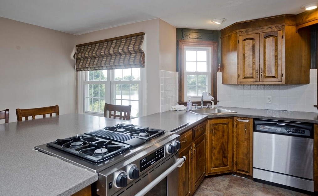 480 Roosevelt Ave, Springfield MA  01118-1160 exterior