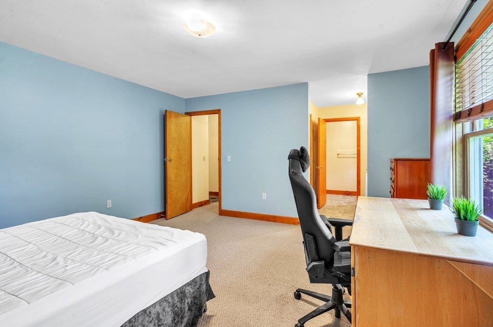 127 Pelham Rd, Amherst MA 01002-9777 exterior