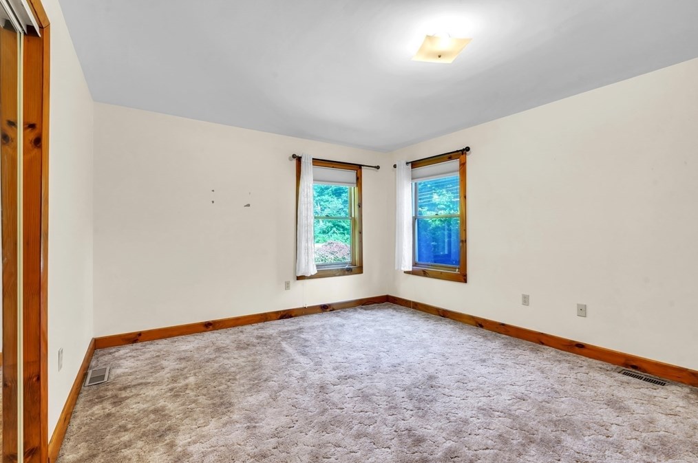 127 Pelham Rd, Amherst MA 01002-9777 exterior