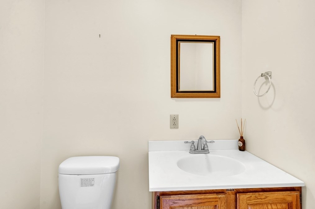 127 Pelham Rd, Amherst MA 01002-9777 exterior