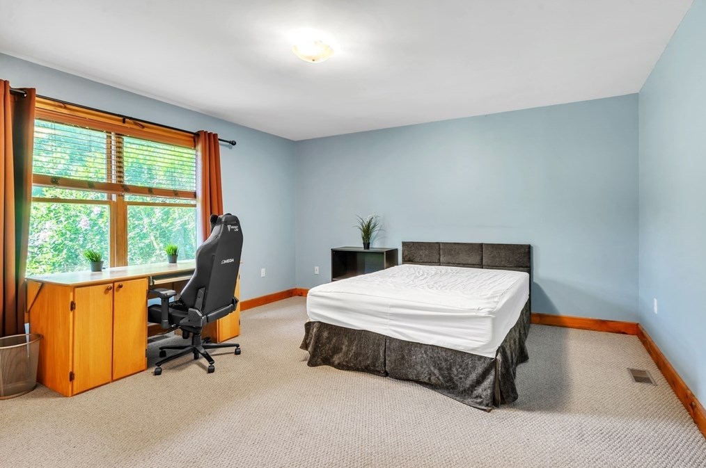 127 Pelham Rd, Amherst MA 01002-9777 exterior