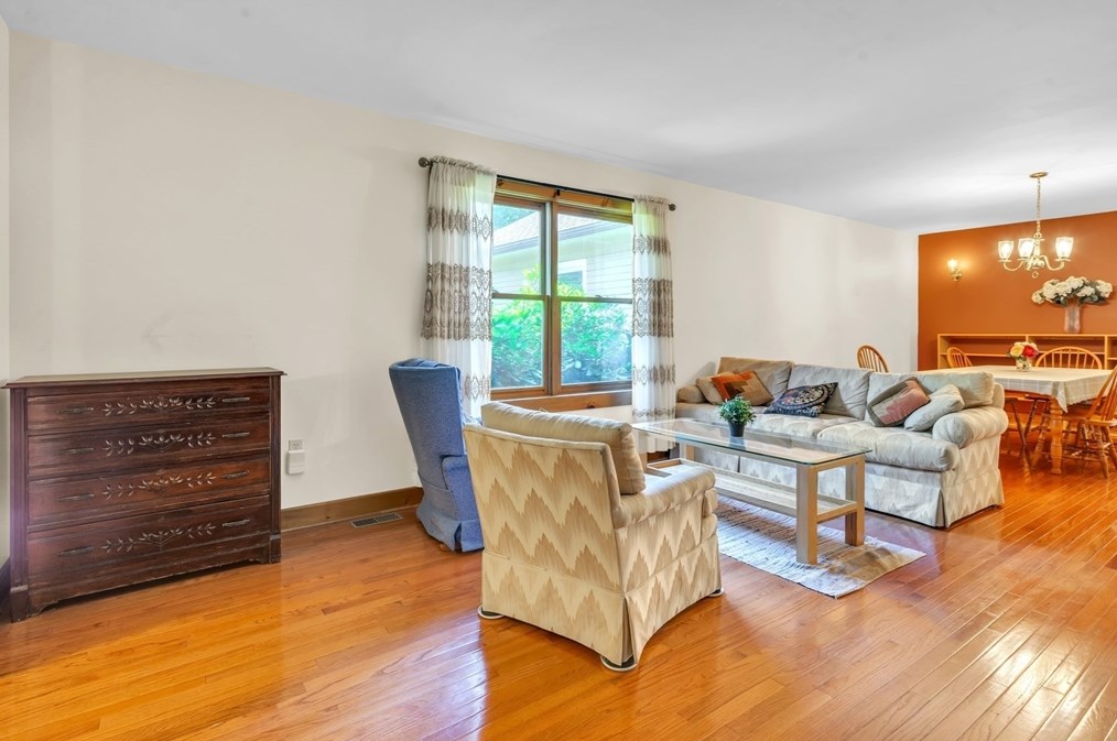 127 Pelham Rd, Amherst MA 01002-9777 exterior