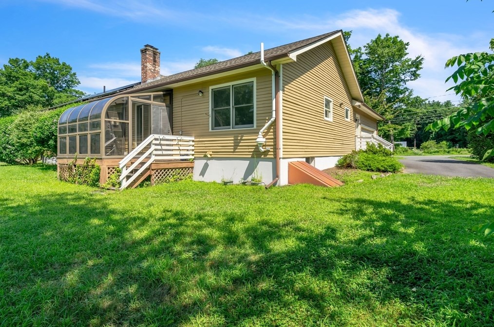 127 Pelham Rd, Amherst MA 01002-9777 exterior