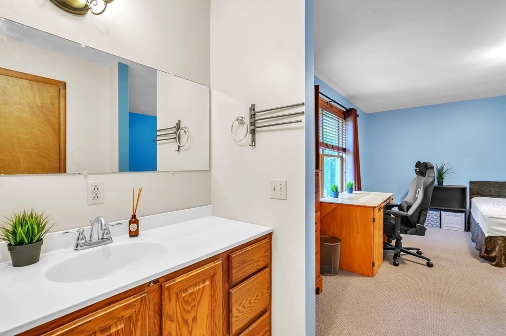 127 Pelham Rd, Amherst MA 01002-9777 exterior