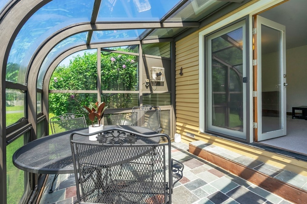 127 Pelham Rd, Amherst MA 01002-9777 exterior