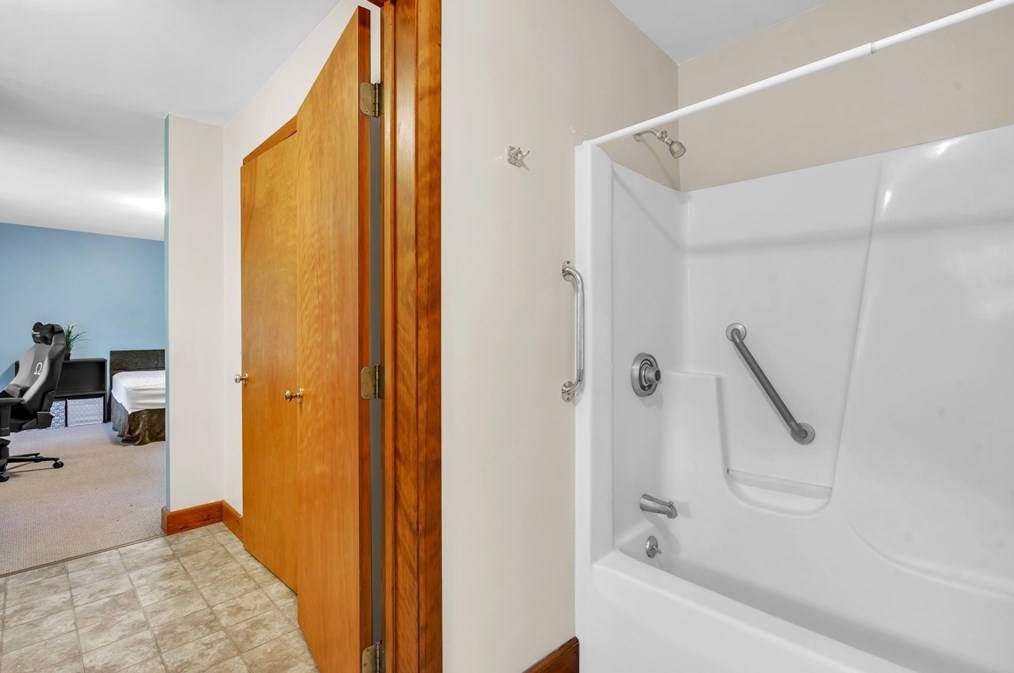 127 Pelham Rd, Amherst MA 01002-9777 exterior