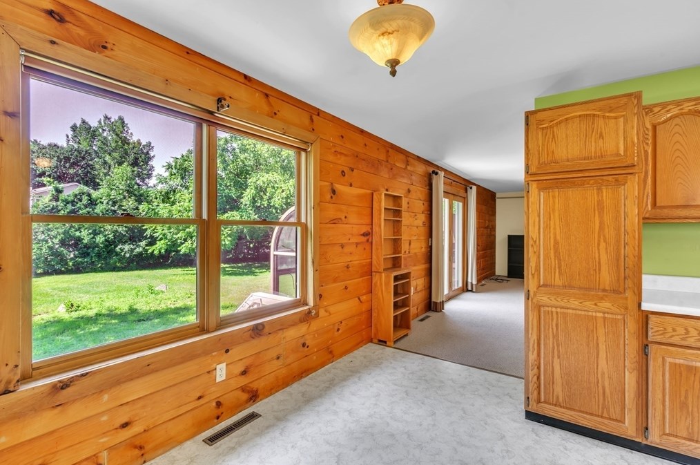 127 Pelham Rd, Amherst MA 01002-9777 exterior