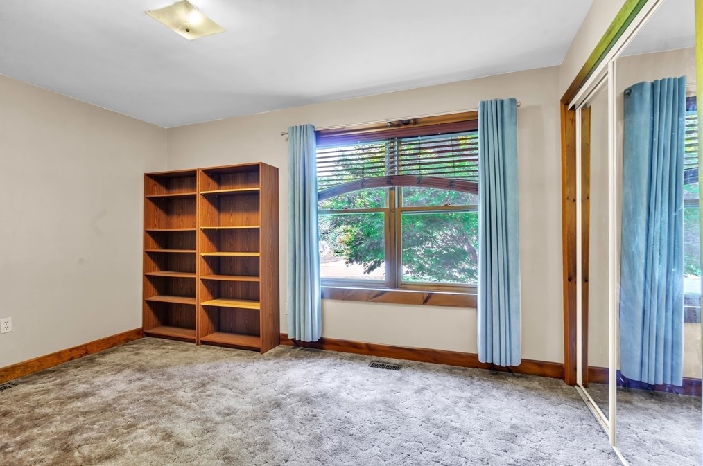 127 Pelham Rd, Amherst MA 01002-9777 exterior