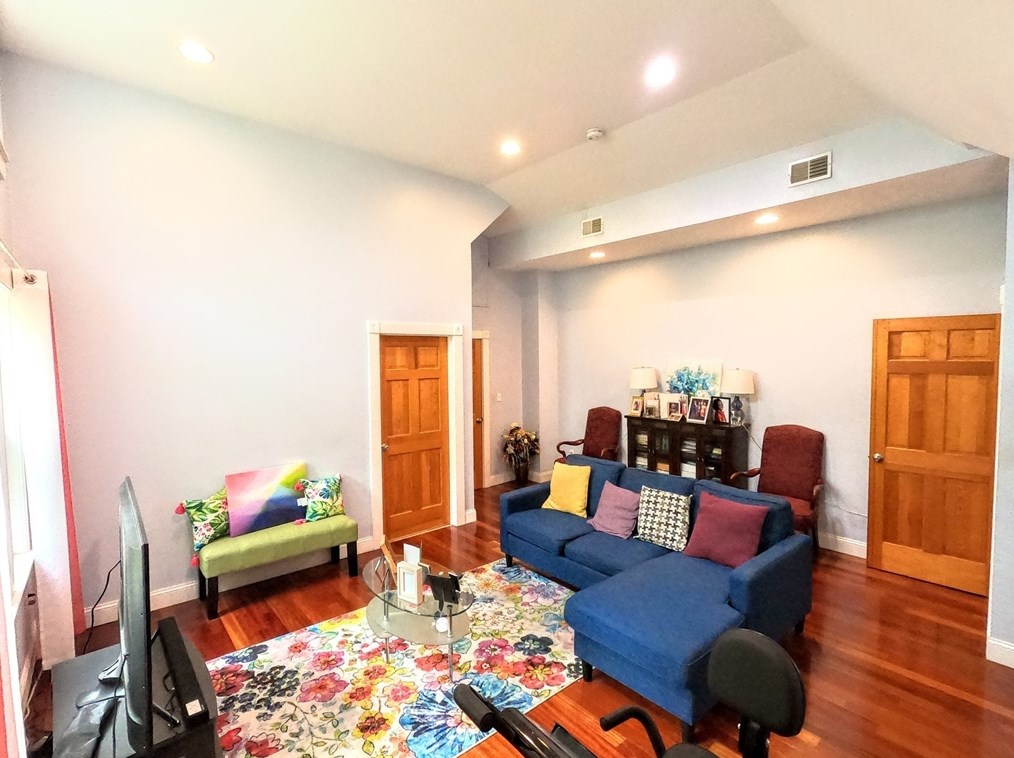 142 Blue Hills Pkwy, Milton MA 02186-1530 exterior