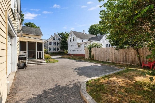 27 Pearl St, Amesbury MA  01913-3100 exterior