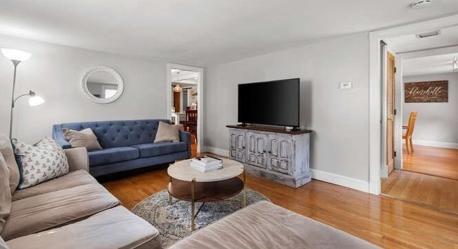 27 Pearl St, Amesbury MA  01913-3100 exterior