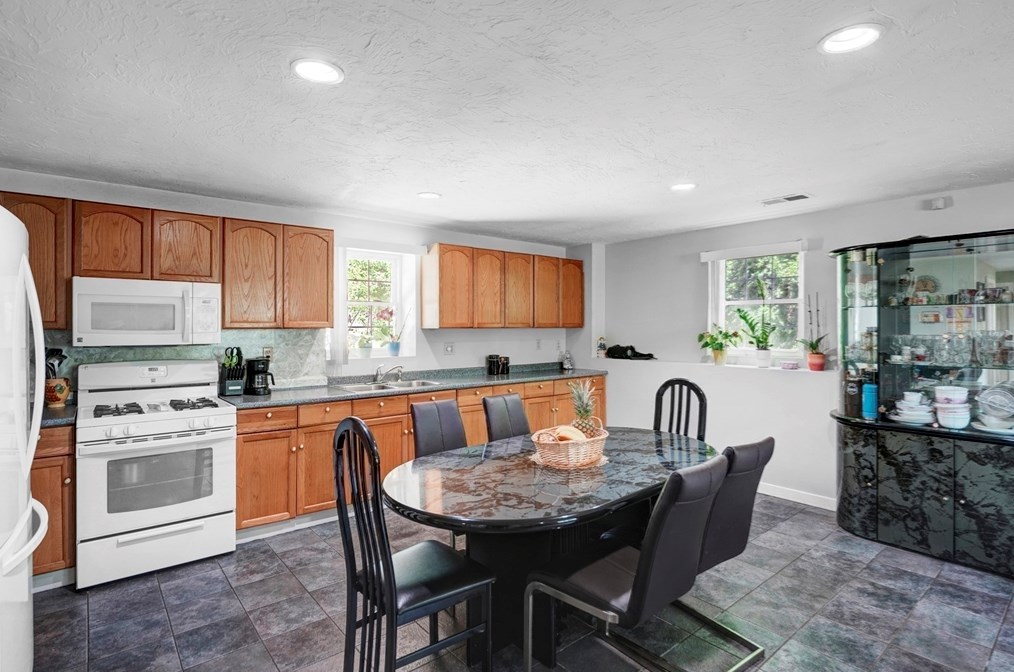 30 Schooner Dr, Dartmouth MA 02748-1776 exterior