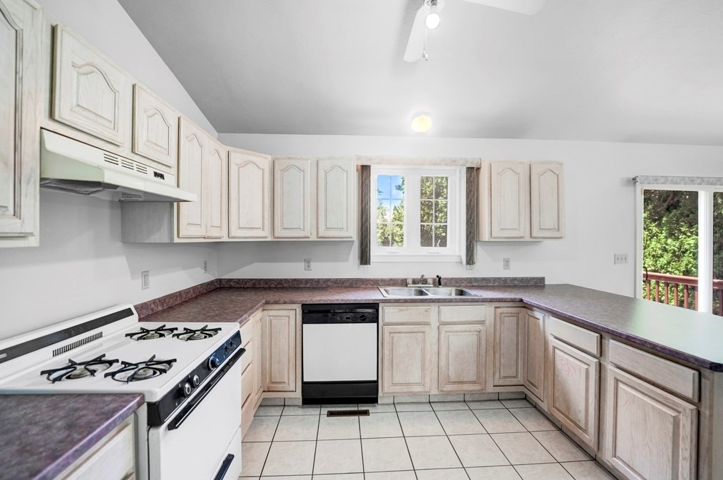 30 Schooner Dr, Dartmouth MA 02748-1776 exterior