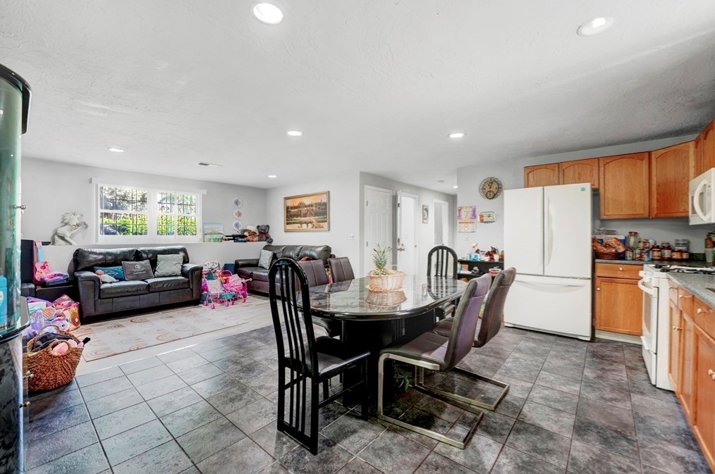 30 Schooner Dr, Dartmouth MA 02748-1776 exterior