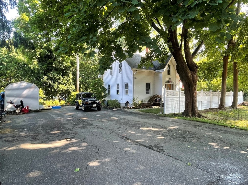 11 Holten St, Danvers MA 01923-1916 exterior