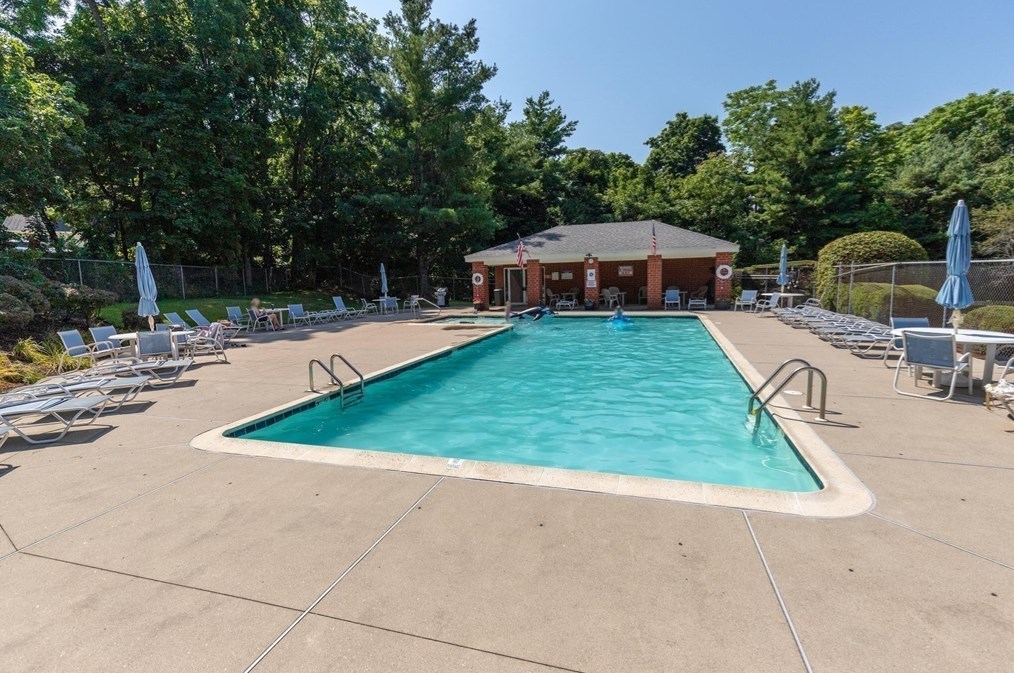 133 Place Ln, Woburn MA 01801-2973 exterior