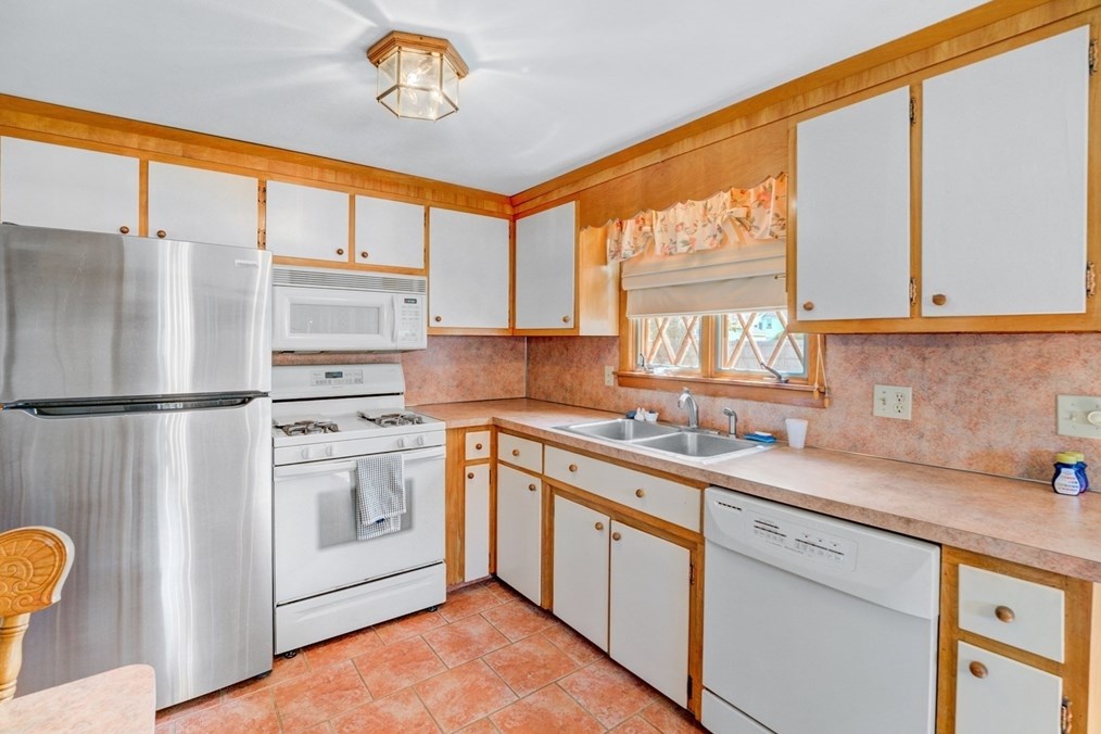 9 Muriel Ln, Milford MA  01757-1526 exterior