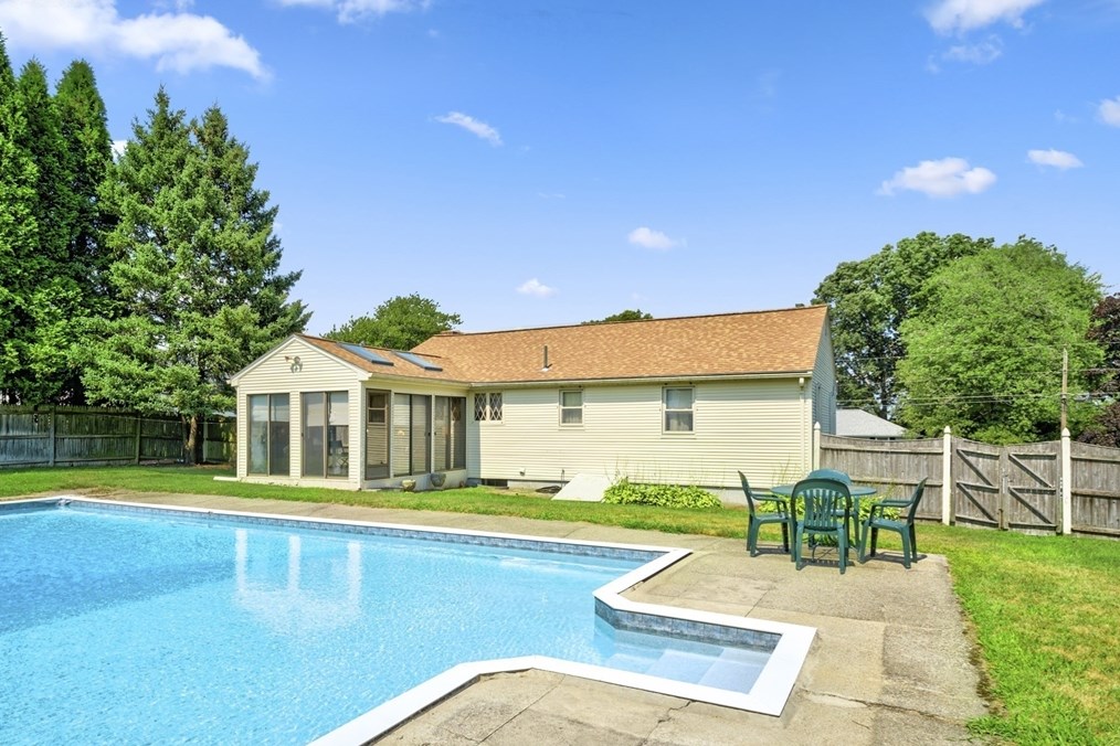 9 Muriel Ln, Milford MA  01757-1526 exterior