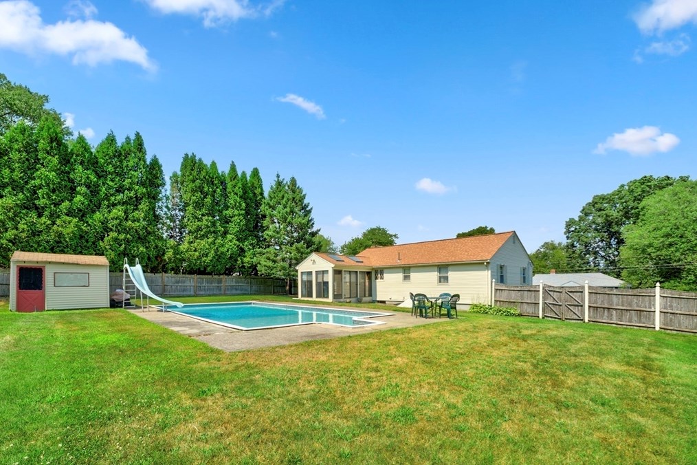 9 Muriel Ln, Milford MA  01757-1526 exterior