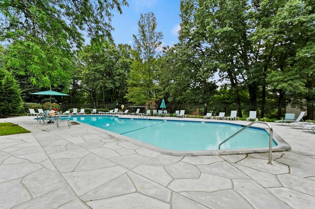 95 Commons Dr, Shrewsbury MA 01545-4950 exterior