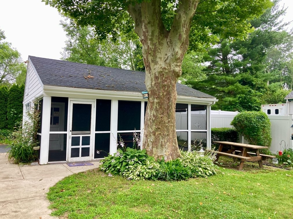 147 Huntington Ave, Dartmouth MA 02747-3271 exterior