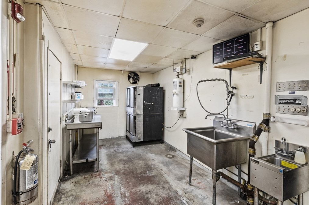 390 Main St, Fairhaven MA 02719-3485 exterior