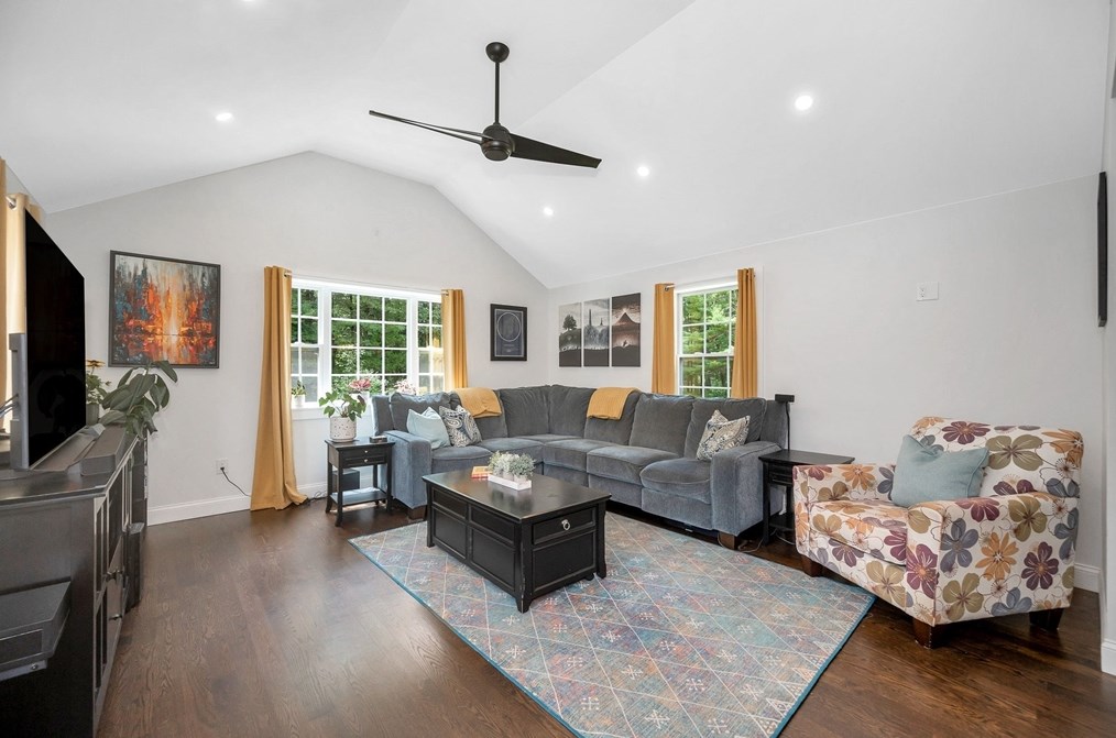 55 Rhoda St, Tewksbury MA  01876-2921 exterior