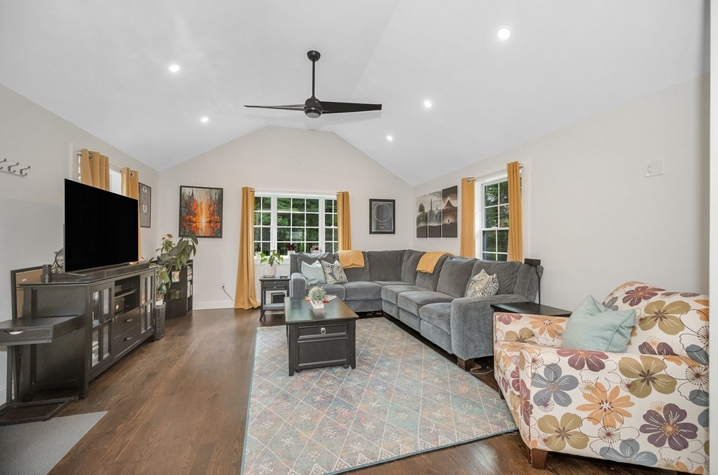 55 Rhoda St, Tewksbury MA  01876-2921 exterior