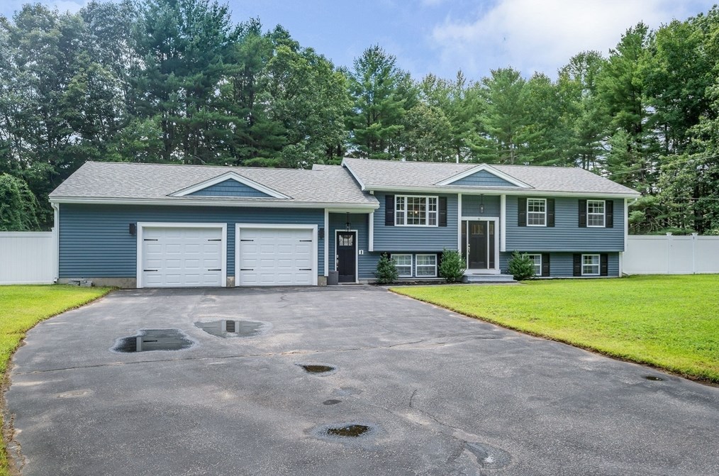 55 Rhoda St, Tewksbury MA  01876-2921 exterior