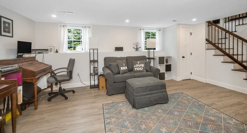 55 Rhoda St, Tewksbury MA  01876-2921 exterior