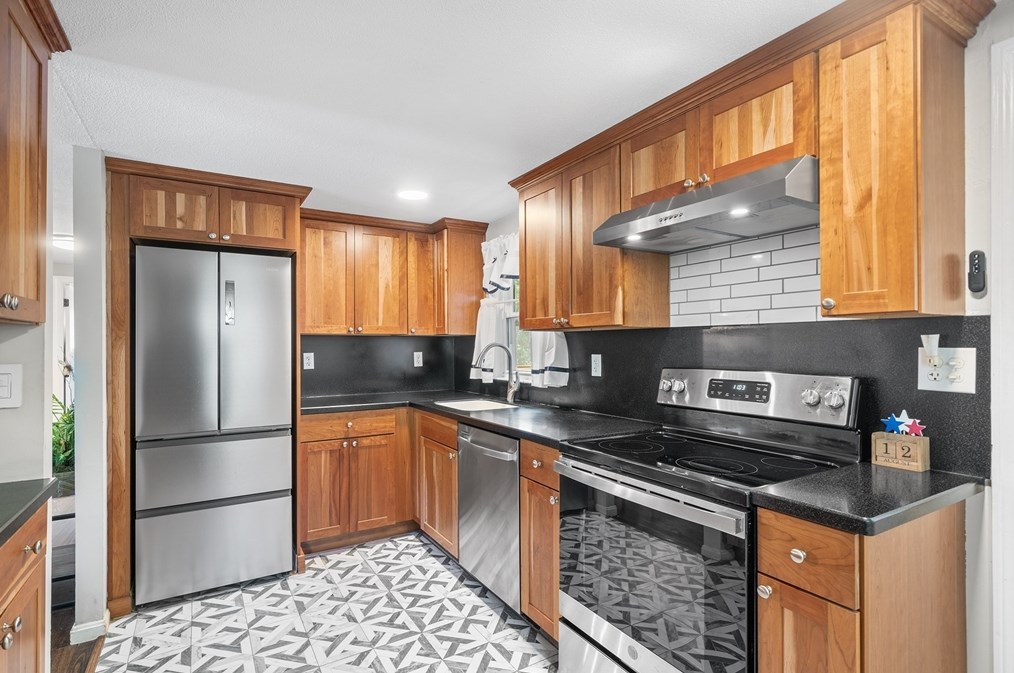 154 Auburn St, Whitman MA  02382-2310 exterior