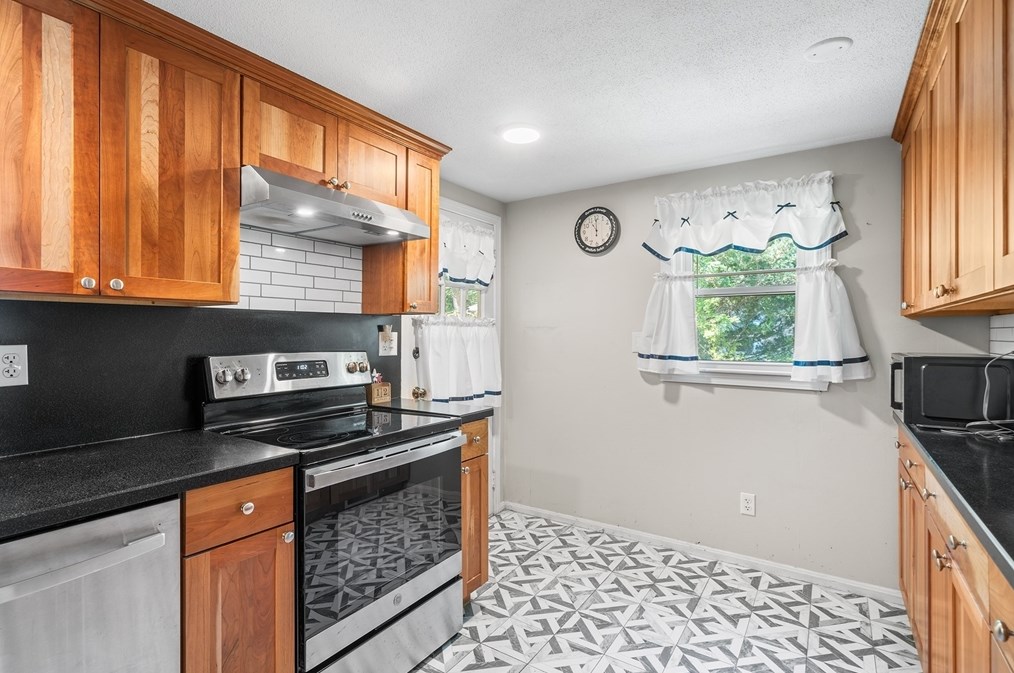 154 Auburn St, Whitman MA  02382-2310 exterior