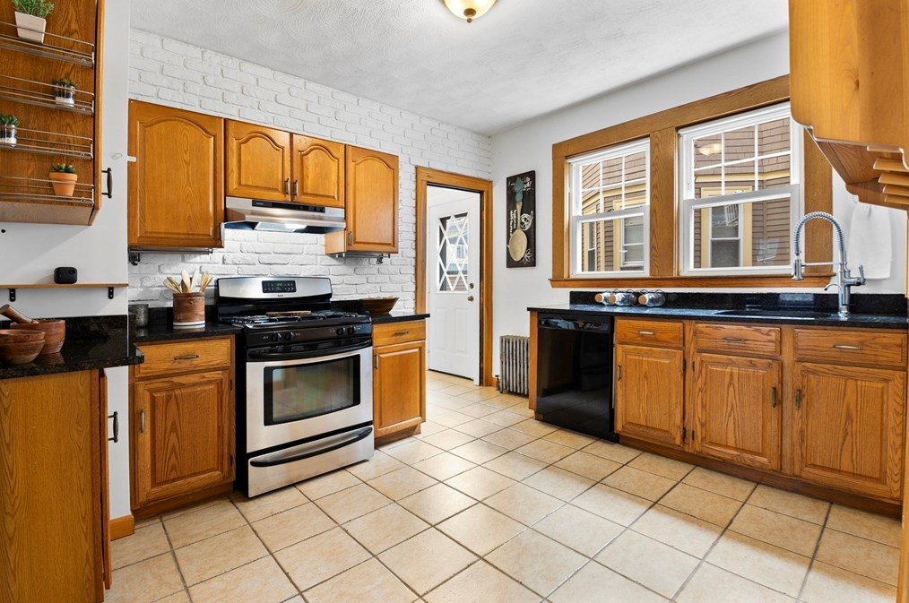 31 Whitman St, Somerville MA 02144-1616 exterior