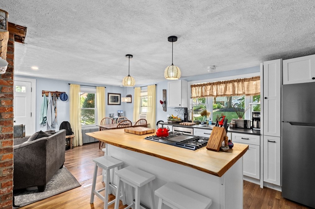 75 Standish Ave, Plymouth MA 02360-4125 exterior